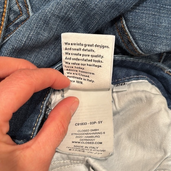 Closed woman's blue jeans made in Italy with orangic cotton. - Picture 14 of 15